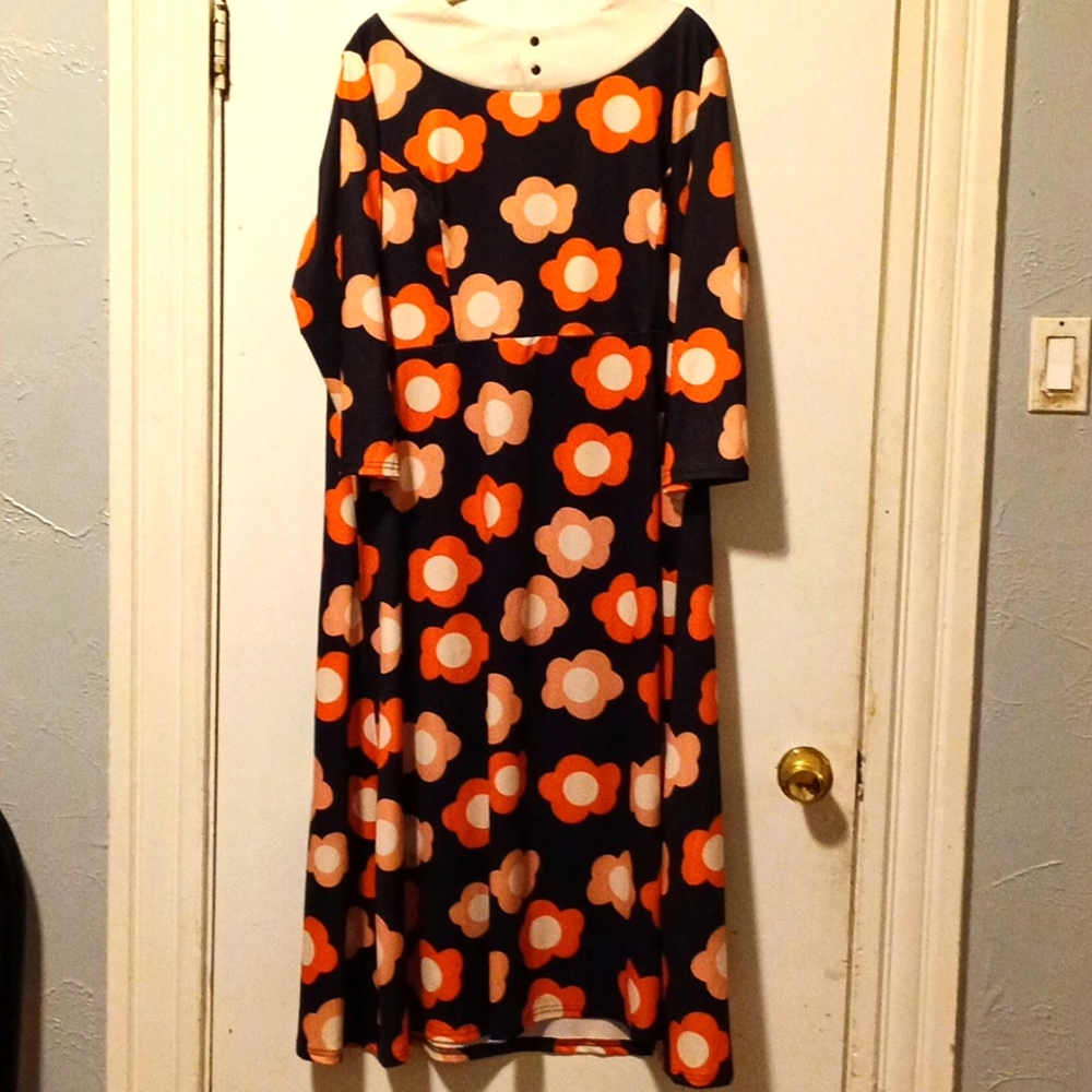 Miss Look black with orange patterned flowers dress. Size (5X more like 3X/4X).